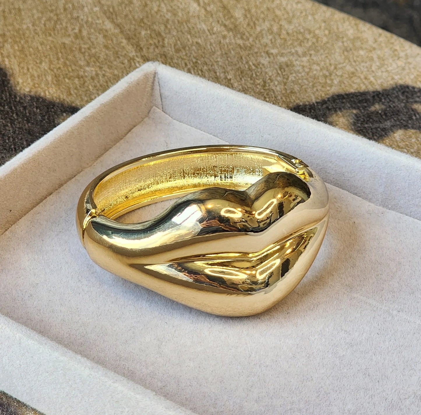 Bold Lips Cuff
